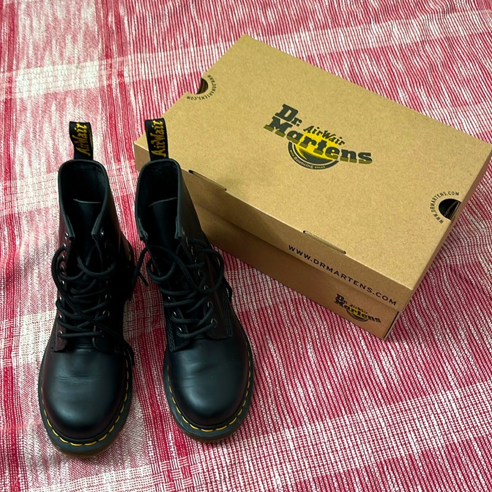 Dr. Martens 1460 Women’s Smooth Leather Lace Up Boots (NWT)